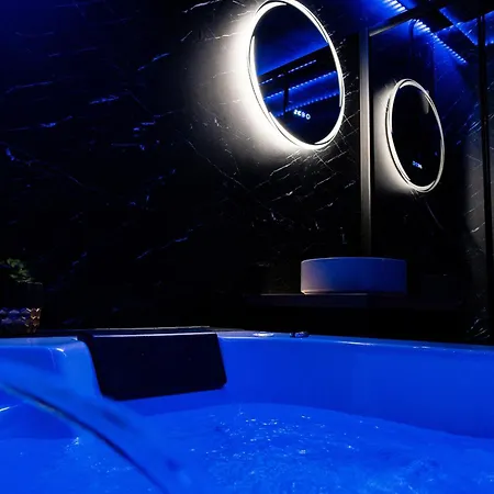 Romantique Pres De La Avec Jacuzzi - Dark