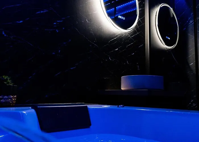 Romantique Pres De La Avec Jacuzzi - Dark